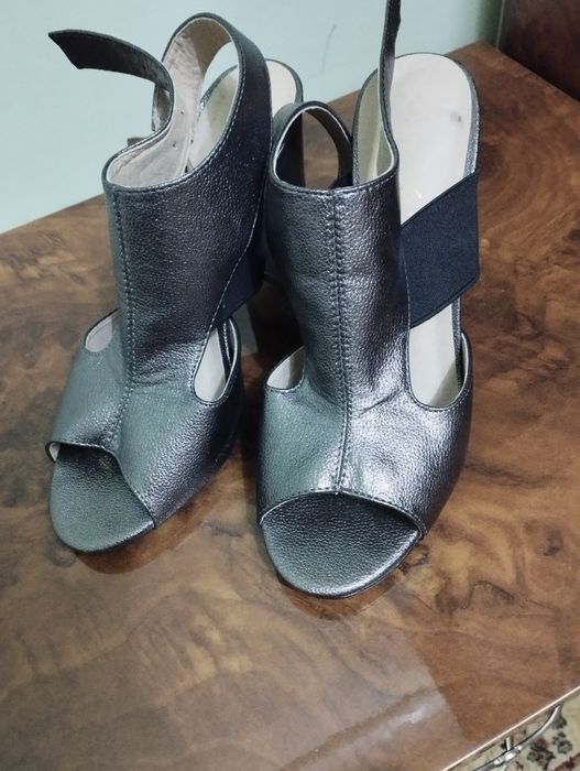 Oyoq kiyim ayollar uchun