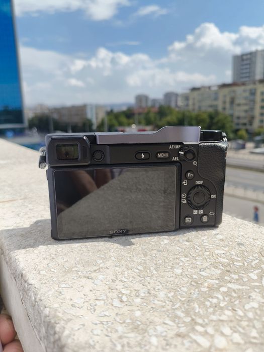 Камера Sony A6400 + 3 батерии със зарядно + аксесоари