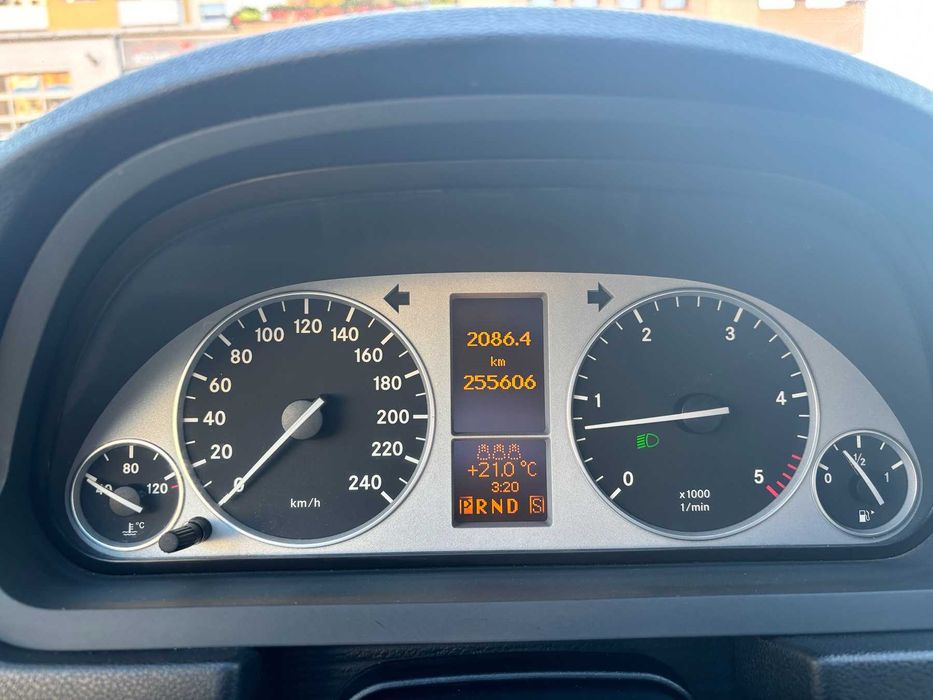 Лек автомобил Mercedes B200