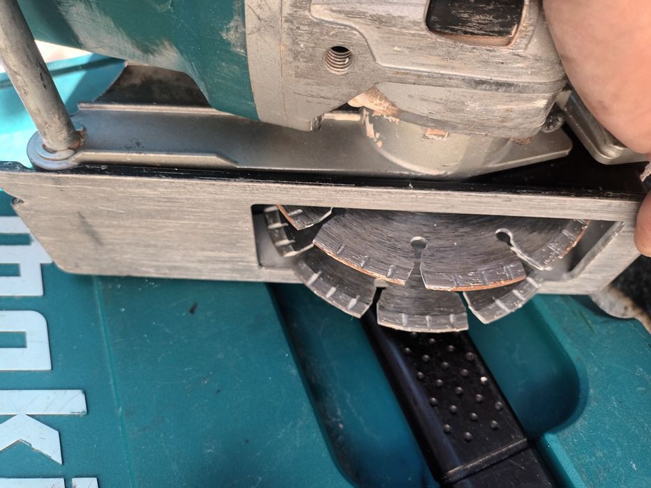 Masina canelat  frezat makita sg 1251