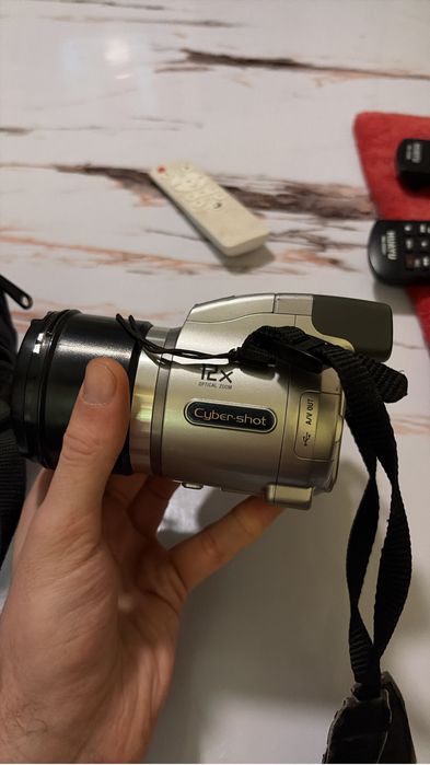 Sony Cyber-shot DSC-H2
