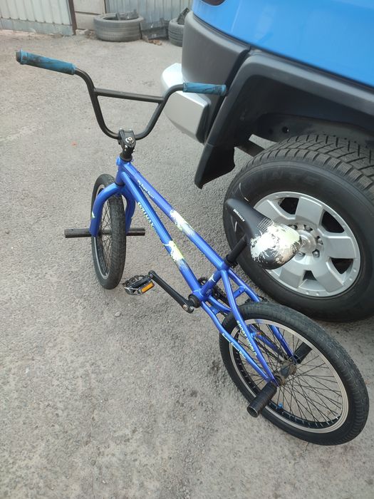 Велосипед BMX в хорошем состоянии.