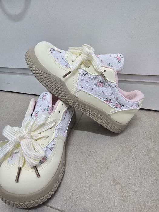 Кроссовки женские