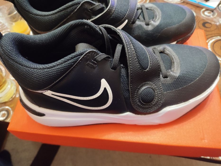 Маратонки NIKE за момче номер 40. Дължина на стелката 25,5 см.