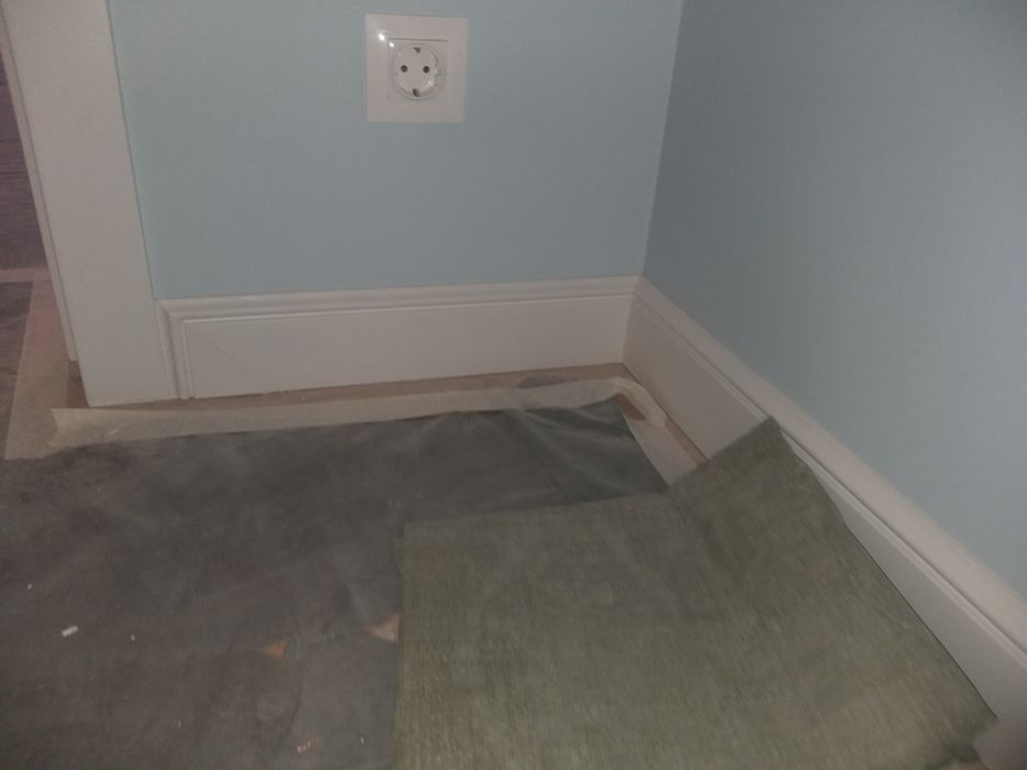 Плинтус , ламинат , наливнои пол