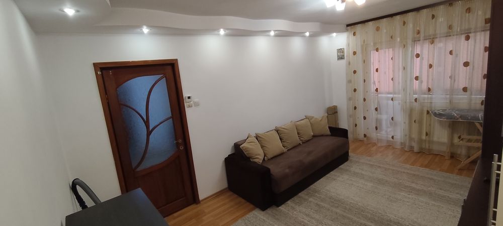 Inchiriez apartament zona podu de fier