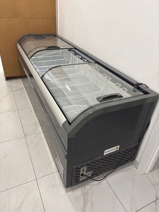 Срочно продам витринный морозильник