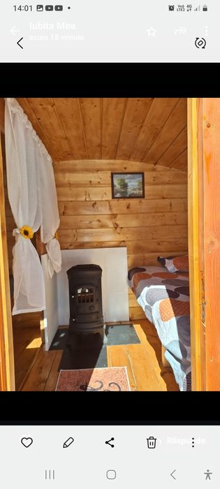 Căsuță din lemn îmbinat tip saună.