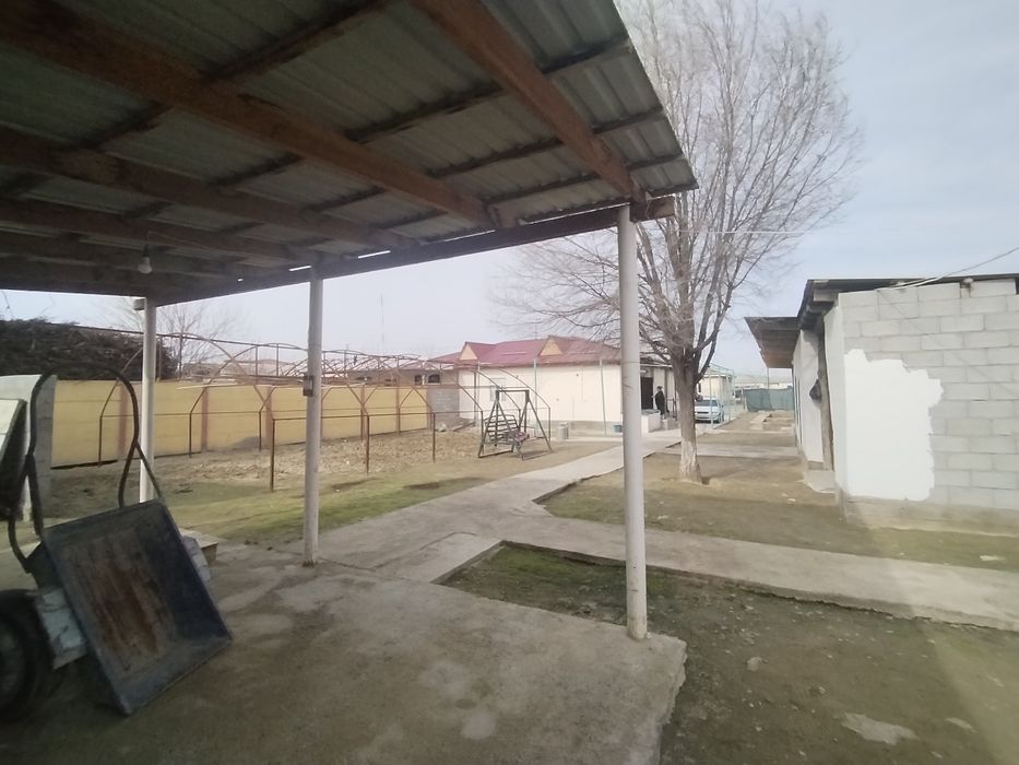 Hovlili Uy sotiladi 8 sotix.