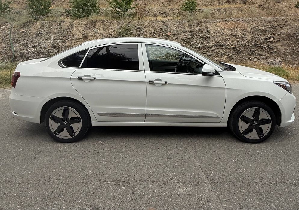 Электромобиль DongFeng E70