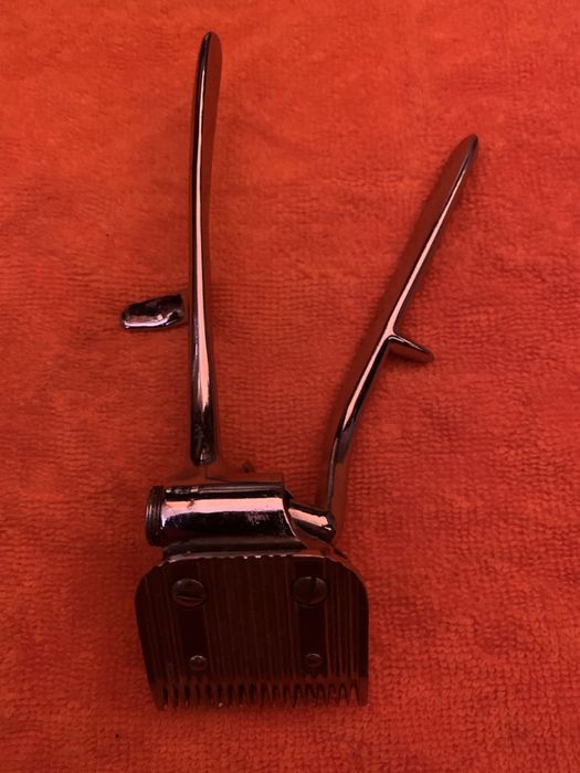 Mașină de tuns manuală