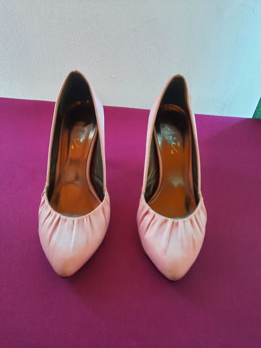 Pantofi roz cu toc