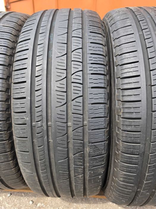 4 бр. всесезонни гуми 235/65/17 Pirelli 5-6 mm DOT 0420/1319