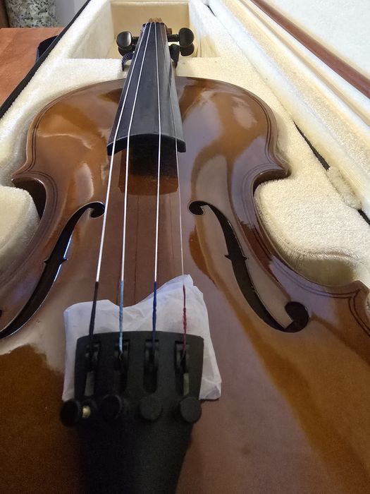 Vioară 4/4  nouă cu geantă de transport