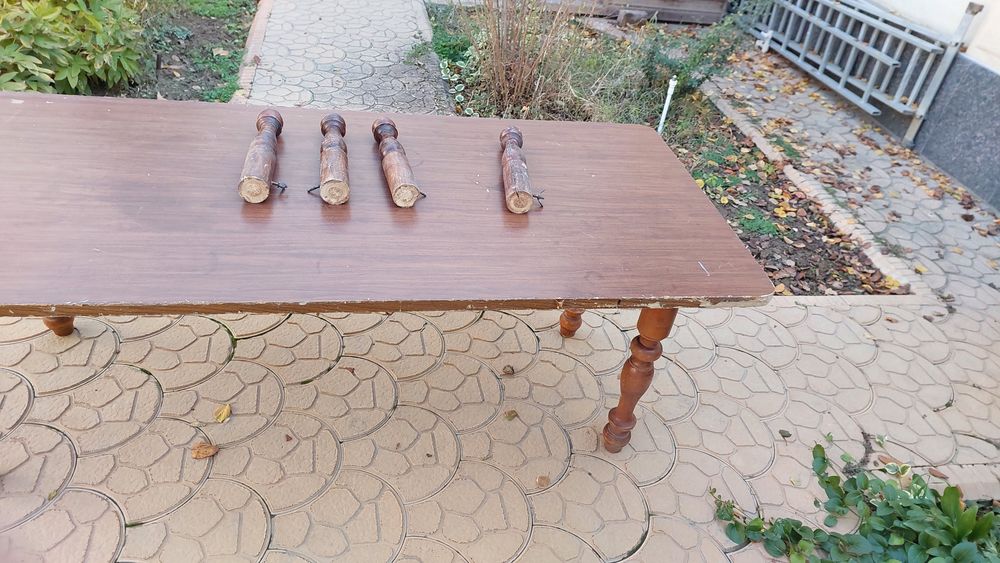 Продаётся стол с размерами 210 на 90