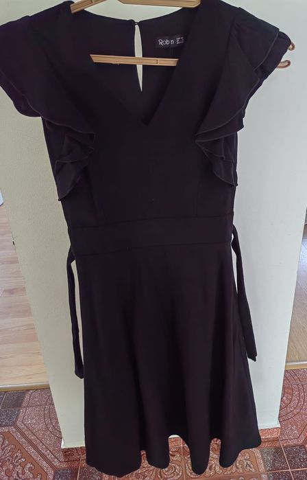 Черна рокля до коляното