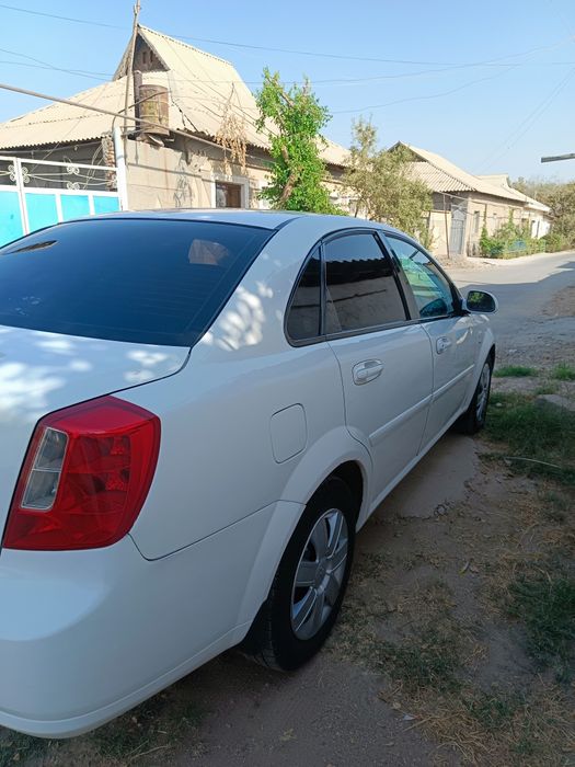 Машина, лассети 2010 сотилади, пробеги 220000 холати яхши