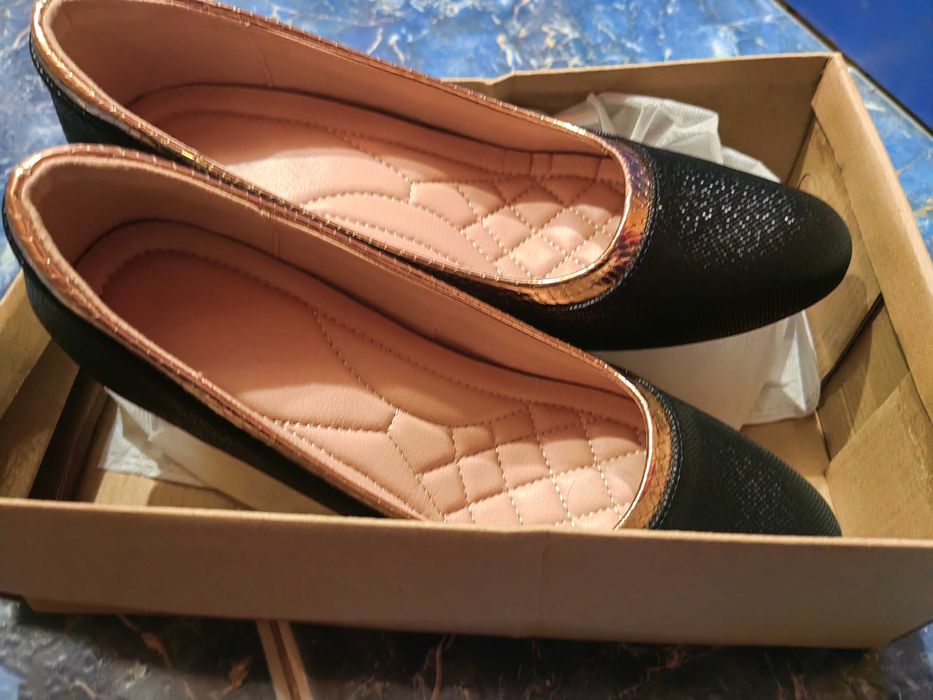 Дамски обувки с платформа.