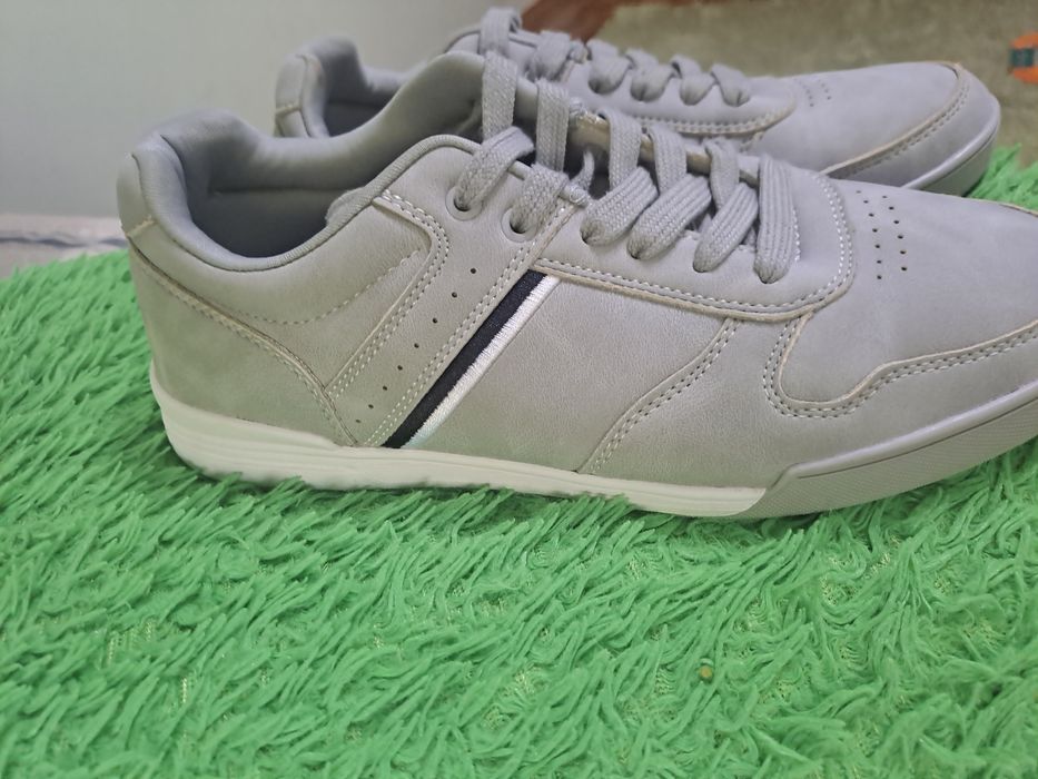 Продам кроссовки мужские 40 р