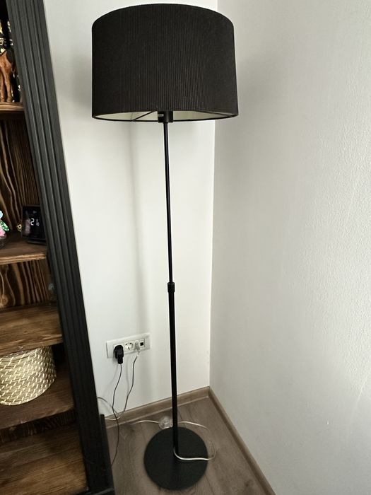 Lampa noptiera si lampa pe picior