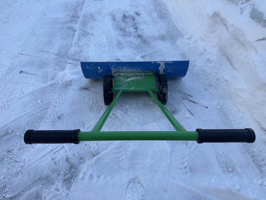 Лопата чистить снег.