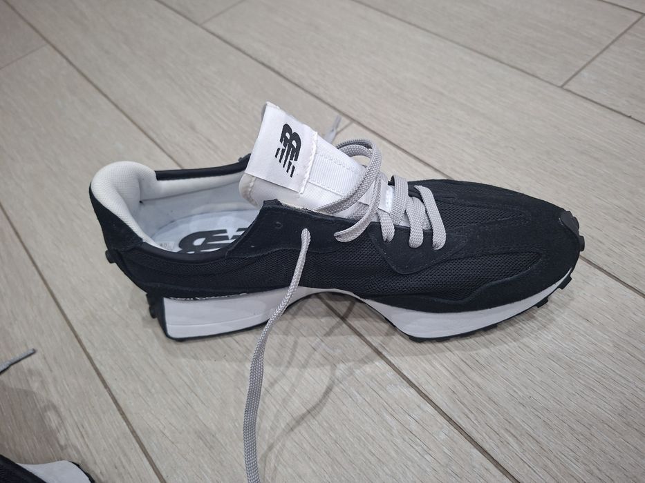 Vând o pereche de sneakerși New Balance 327