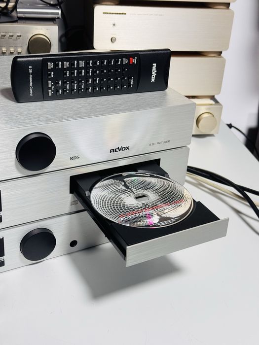 Linie audio-REVOX S25 amplifier,S22-CD,S26-Tuner RDS ,S28-telecomandă
