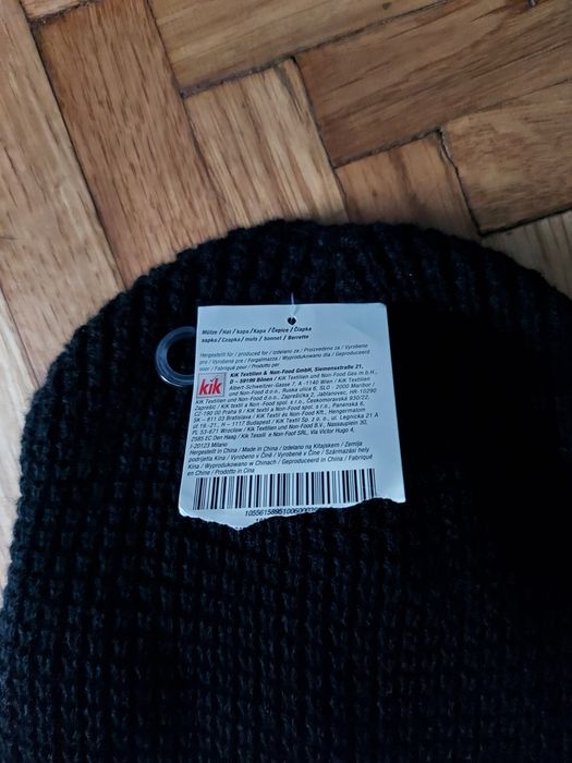 Vând căciuli diverse.