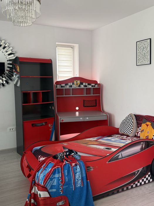 Mobilier copii tip mașină (Cars) + birou + comodă – stare foarte bună