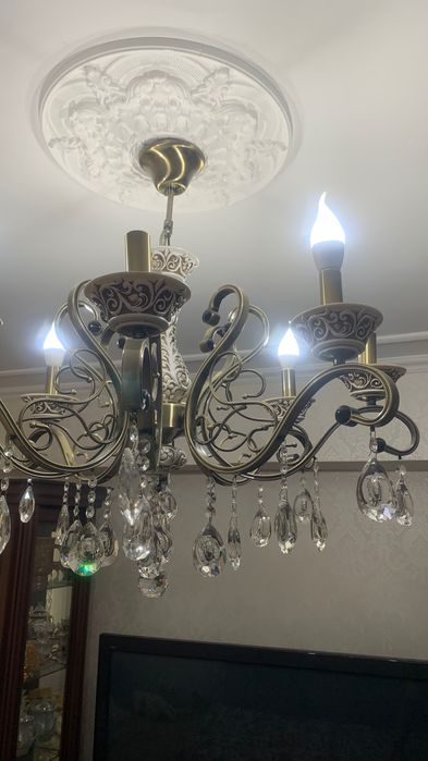 Продам 8- рожковую люстру