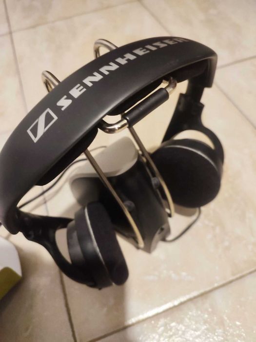 Безжична аудио система Sennheiser - слушалки със захранващо устройство