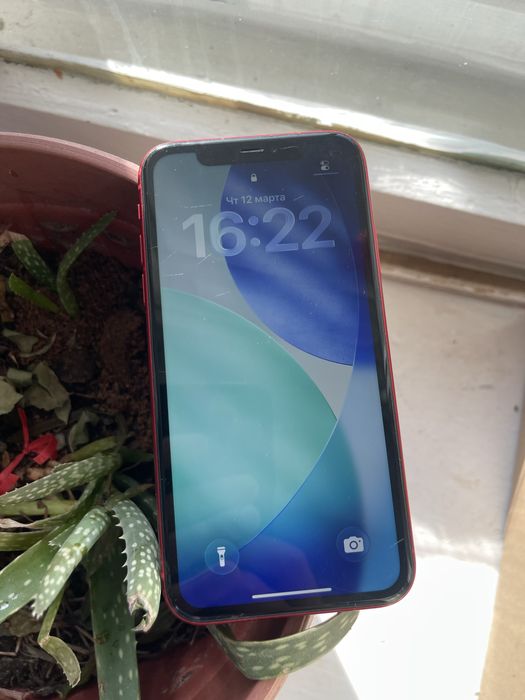 Продам айфон 11 на 128г красный