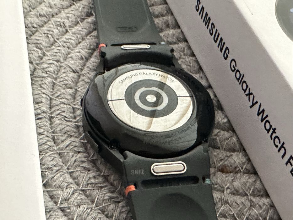 Samsung Galaxy Watch FE в отлично състояние / пълен комплект