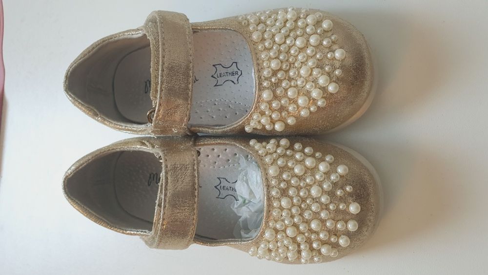 Продам туфли золотистые для девочек