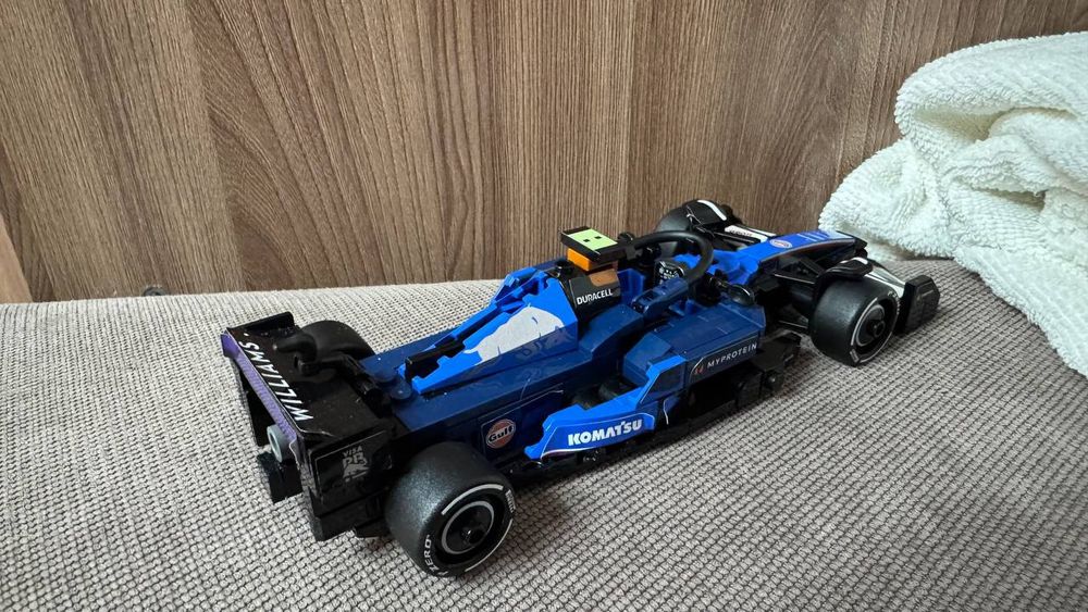 Лего болид Ф1 целый