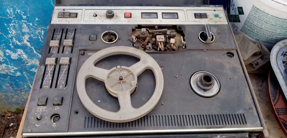 Продаю магнитофон 90 х