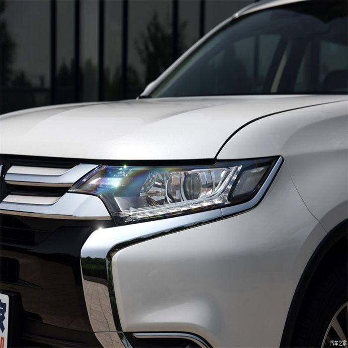 Стекла фар Mitsubishi outlander 16-18г.