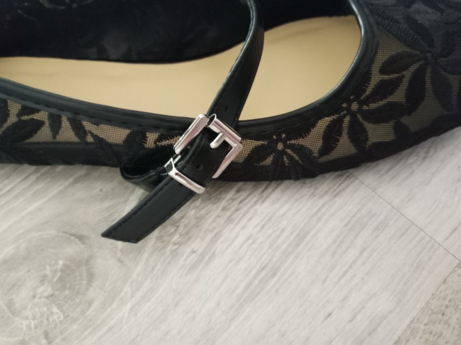 Дамски черни дантелени обувки и мокасини на ток