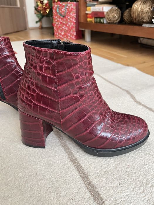 Боти нови,естествена кожа.