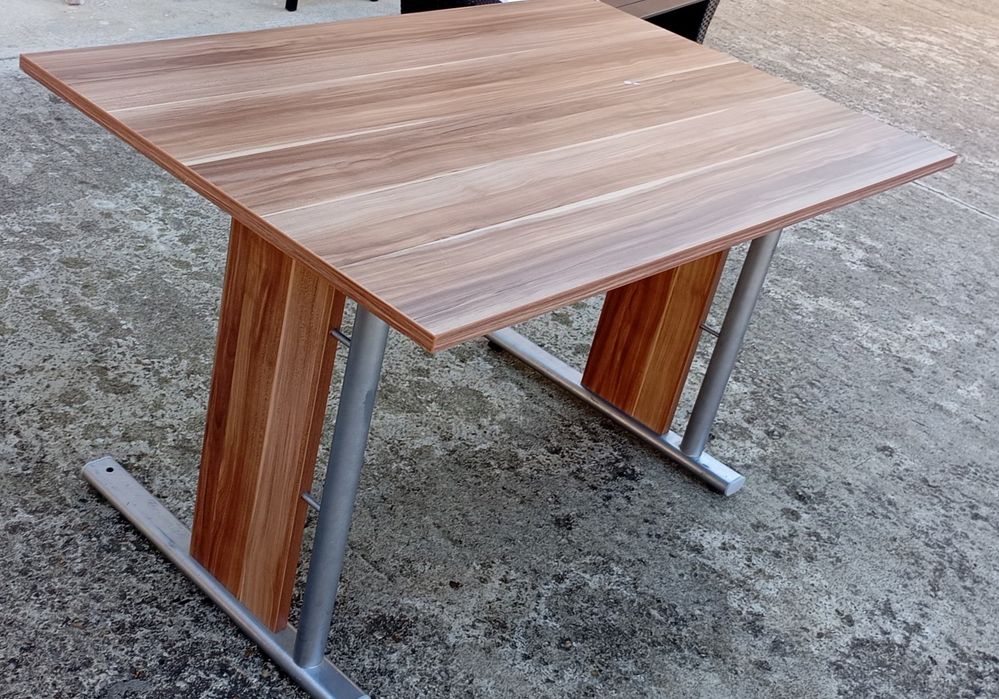 Vand mese bucatarie si birou