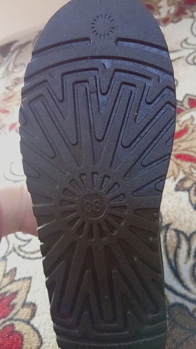 Uggi va Adidas krasofka