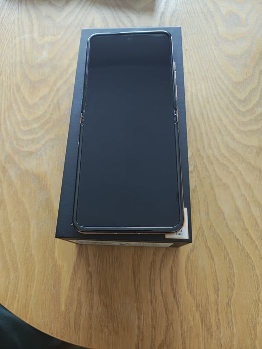Motorola Razr 40 Ultra 5G – PANTONE Peach Fuzz – 8GB/256GB – перфектно състояние