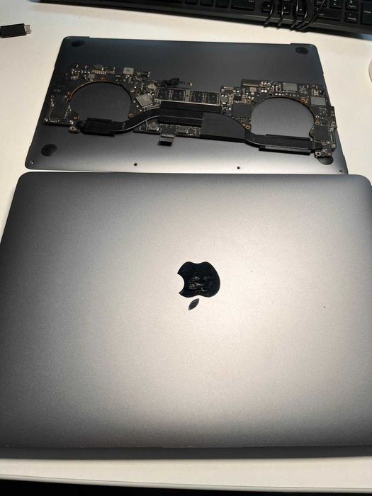 MacBook Pro 13" 2020 A2251  pentru piese, placa 820-01949-A stricata