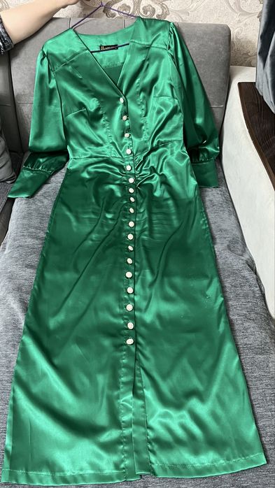 Зеленое атласное платье