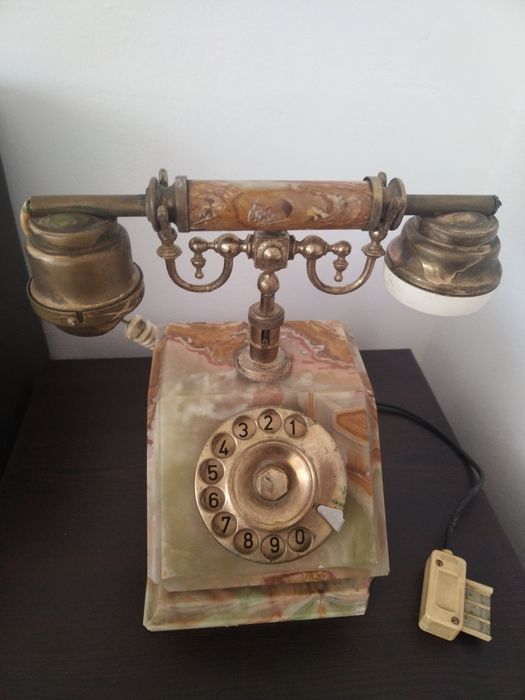 Старинен ретро винтидж домашен телефон изработен от ценни естествени н