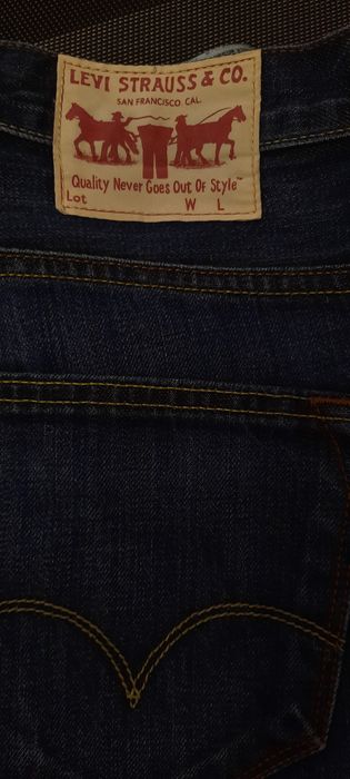 Blugi Levi Strauss albastru inchis