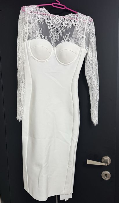 Бяла рокля за официален повод