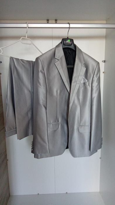 Vând costum de nuntă