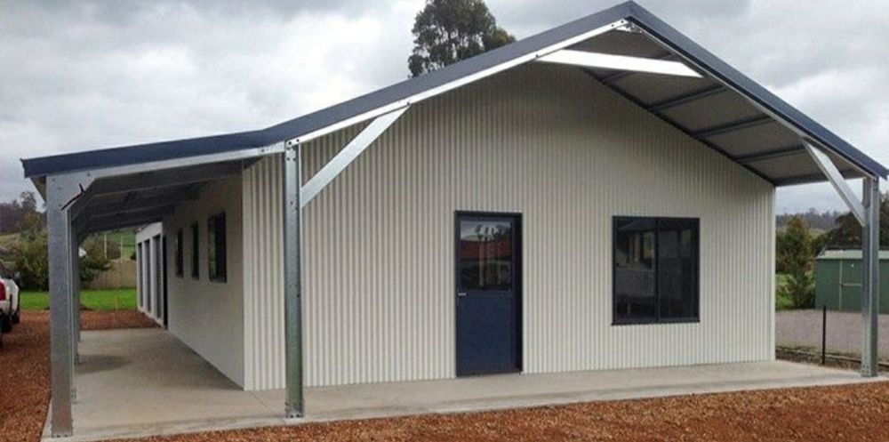 Casa, garaje auto din structura metalica si panou sandwich termoizolat