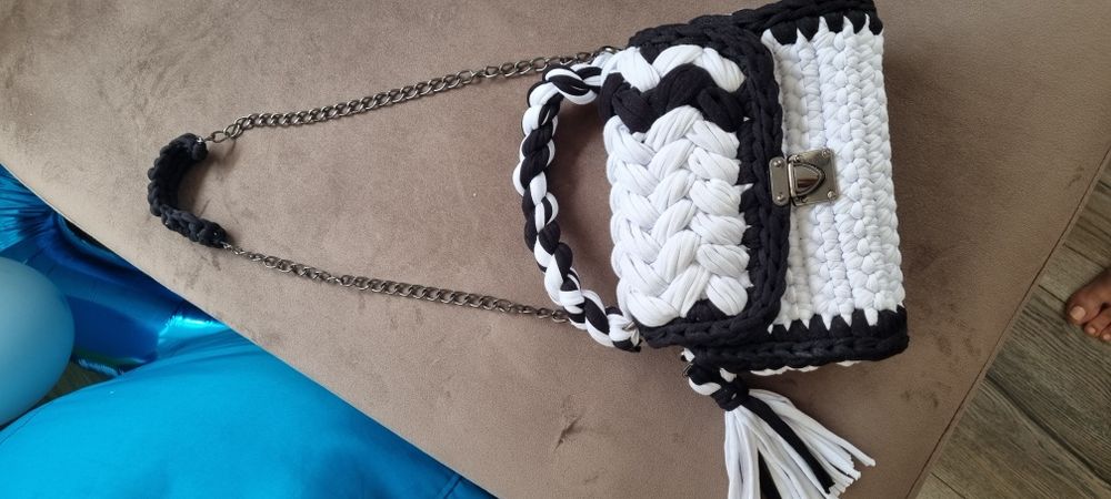 Ръчно плетена чанта през рамо в черно и бяло